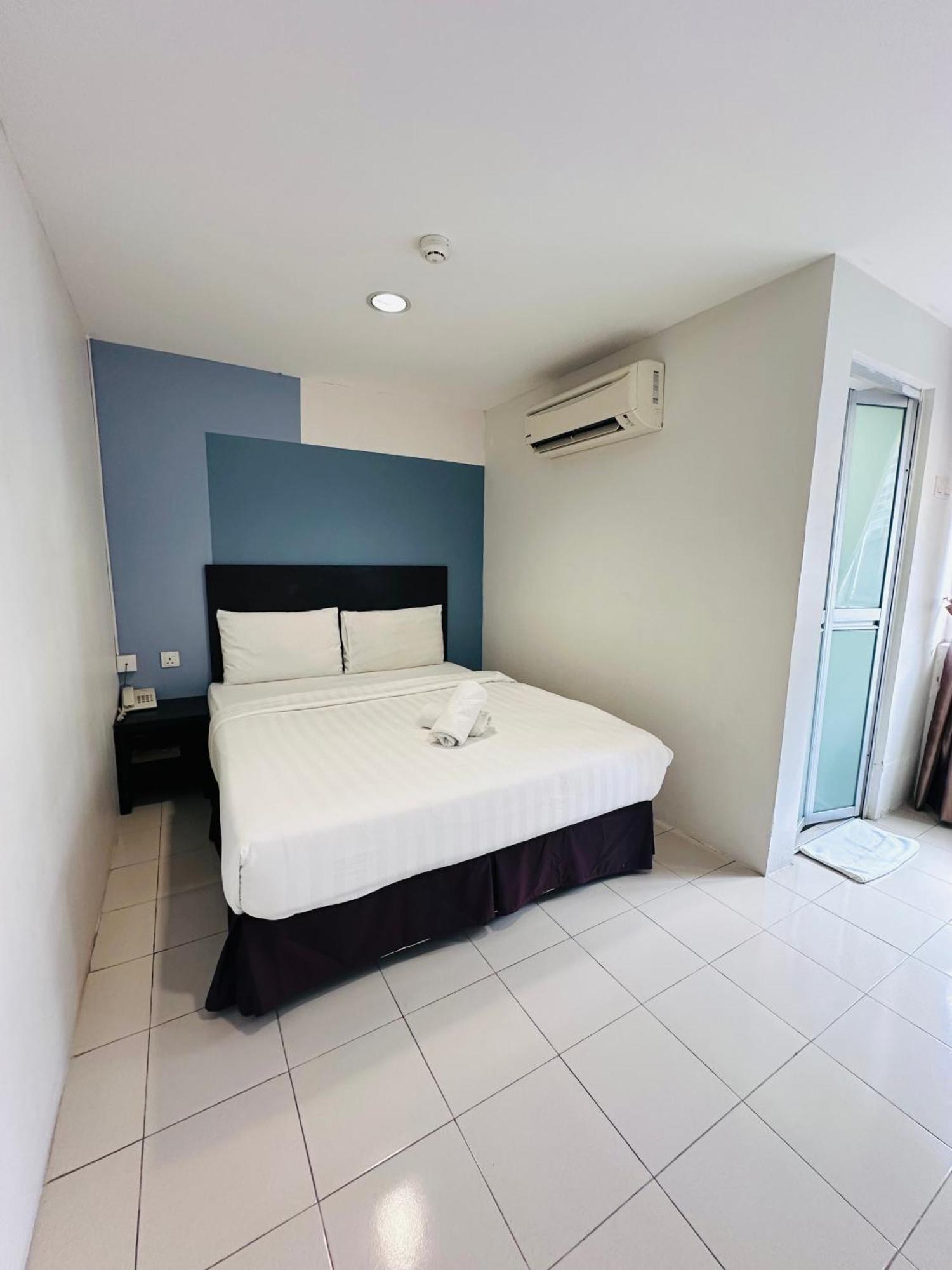 Your Hotel Кланг Екстериор снимка