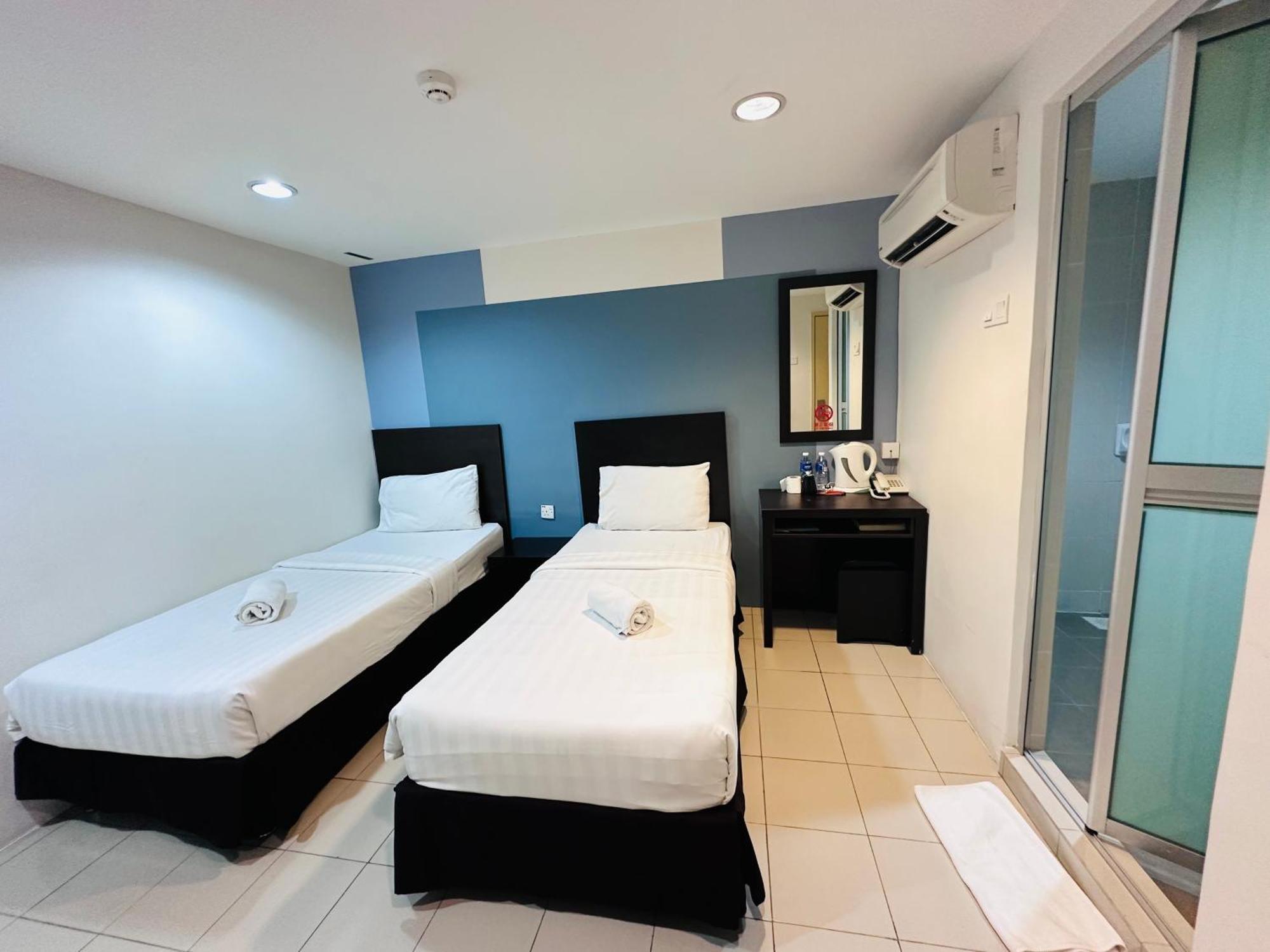 Your Hotel Кланг Екстериор снимка
