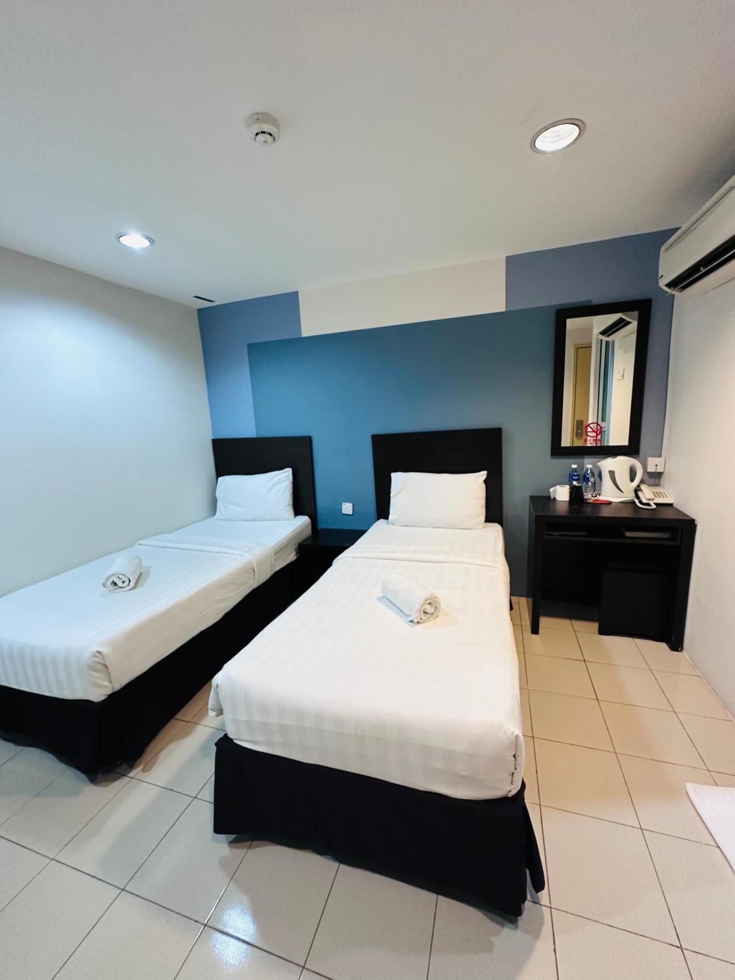 Your Hotel Кланг Екстериор снимка